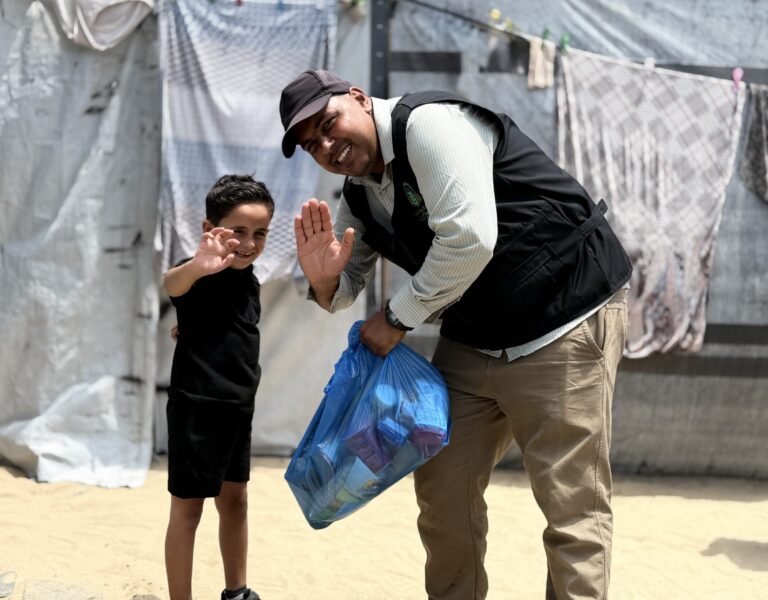 Hundreds of Food Parcels Distributed to Displaced Families in Gaza